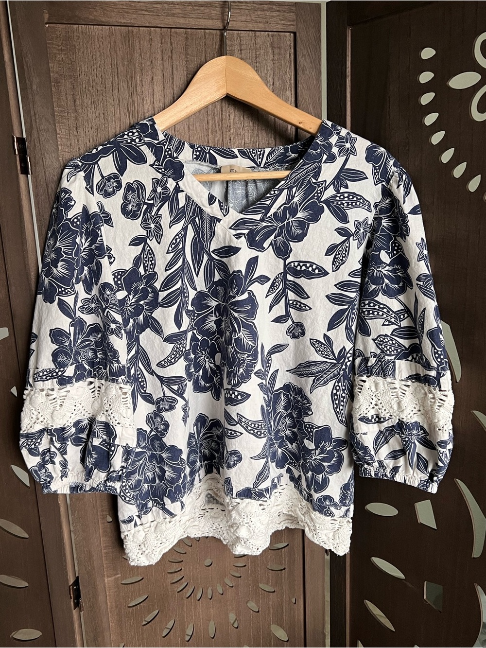 Elie Tahari blue floral blouse Sleeves Balloon Crochet-Hem Size M
